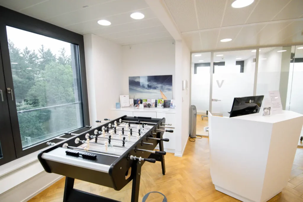Rezeption und Kicker in der Zahnarztpraxis Freiburg GRUND UND ZÄHNE