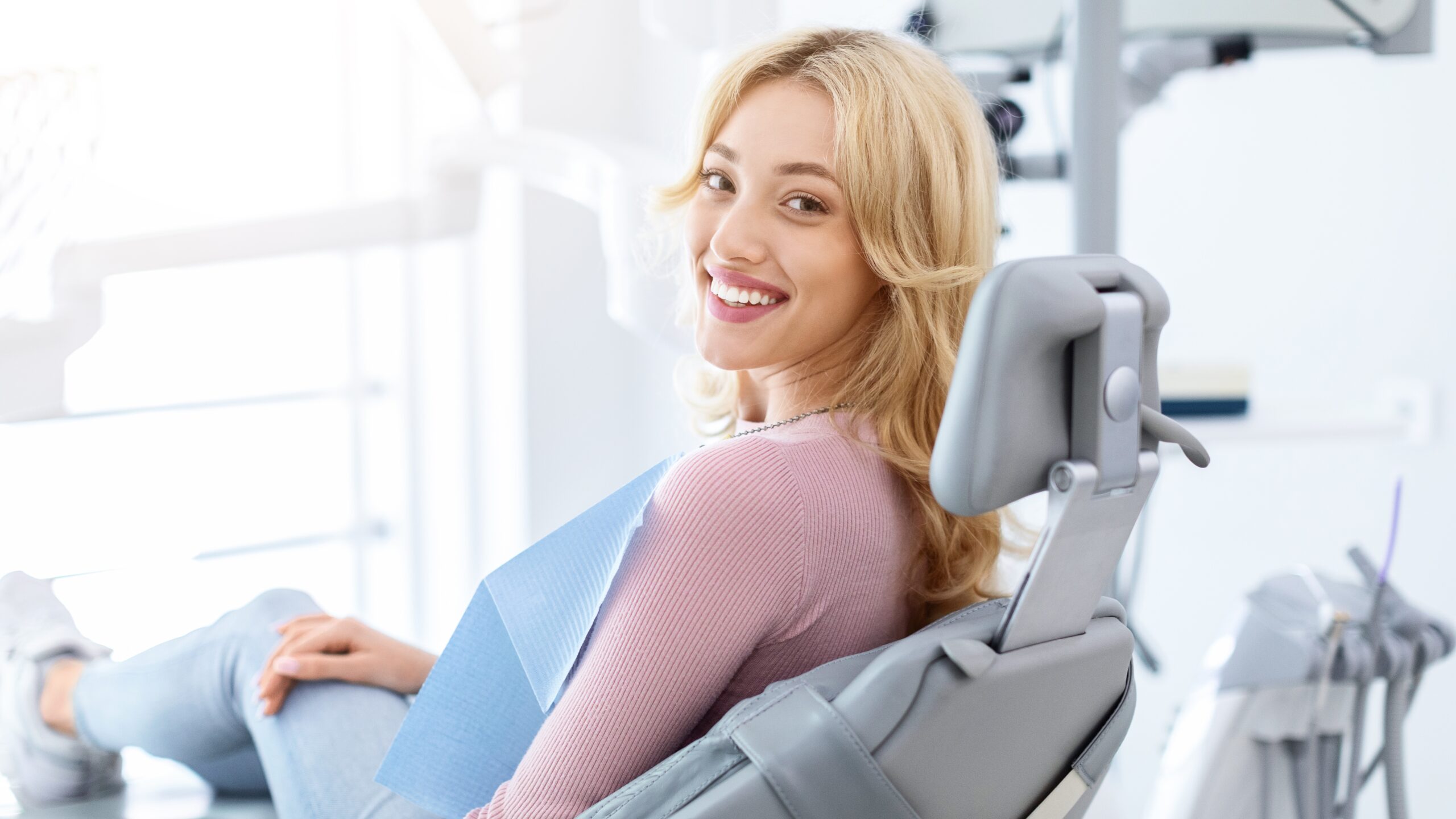 Lächelnde Patientin bei ihrer Zahnreinigung in Freiburg